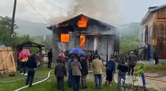 Karabük'ün Eflani ilçesinde çıkan yangında 2 katlı ev kullanılamaz hale geldi