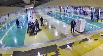Beylikdüzü'nde Balık Hali'nde silahlı kavga kamerada: 3 yaralı