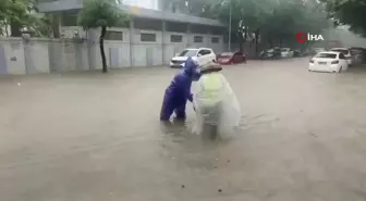 Çin'de şiddetli yağışlar etkisini sürdürüyor: Zhongshan'da kırmızı alarm