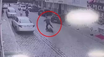 İstanbul'da market sahibi meyve çalan hırsızı sokak ortasında tekme tokat dövdü