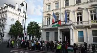 Fransız Parlamentosunda düzenlenen etkinlikte Gazze'deki tanıklıklarını anlatmak için Paris'e giden Glasgow Üniversitesinin Filistin asıllı Rektörü Gassan Ebu Sitte'nin ülkeye alınmaması Fransa'nın Londra Büyükelçiliği önünde protesto edildi