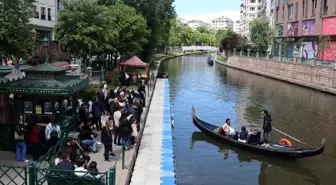 Eskişehir'de Porsuk Çayı'ndaki gondol turlarına yoğun ilgi