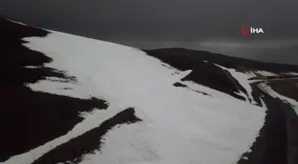 Nemrut'ta Mayıs Ayında Bile 5 Metreyi Bulan Kar Tünelleri