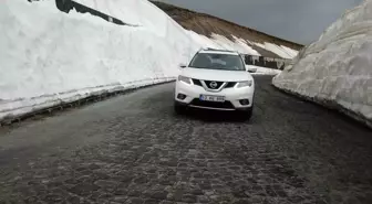 Bitlis Nemrut Dağı'nda Hala Kar Tünelleri Bulunuyor