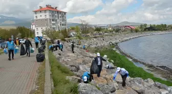 Van Gölü kıyısında çöp temizliği yapıldı