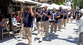 Alaçatı İki Yaka Festivali Sokakları Karnaval Alanına Döndürdü