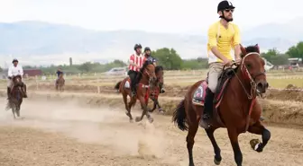 Tire'de Geleneksel Rahvan At Yarışları Düzenlendi