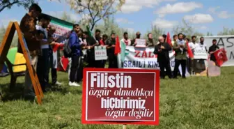 ASÜ Öğrencileri İsrail'in Gazze'ye Saldırılarını Protesto Ediyor