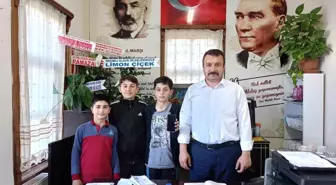 Kastamonu'da 3 çocuk, buldukları cep telefonunu muhtara teslim etti