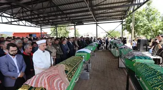 Gaziantep'te minibüs ve beton mikseri çarpışması sonucu 9 kişi toprağa verildi
