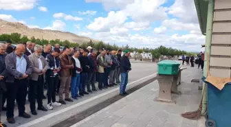 Kayseri'de babası tarafından bıçaklanarak öldürülen kadın toprağa verildi