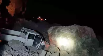 Hakkari-Çukurca Karayolu Dev Kayalarla Kapandı