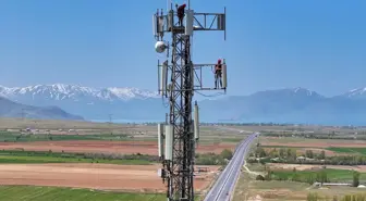 Van'da Baz İstasyonu Direklerinde Bakım Onarım İşi Yapan Teknisyenlerin Zorlu Mücadelesi