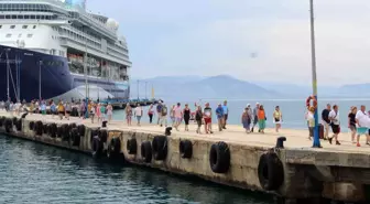 Bahama bayraklı yolcu gemisi Alanya Limanı'na demir attı