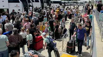 Corendon Airlines'e ait uçakta lastik patladı, 190 kişi tahliye edildi