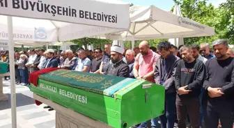 Kocaeli'de Otomobil Kazası Sonucu Hayatını Kaybeden Öğretmen Kayseri'de Defnedildi