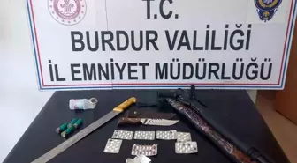 Burdur'da Uygulama Noktasında Durdurulan Otomobilden Tüfek ve Uyuşturucu Çıktı