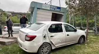 İzmit'te otomobil halk ekmek büfesine çarptı: 2 yaralı