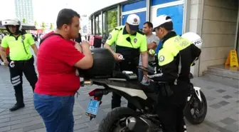 Taksim Meydanı'nda Motosiklet Sürücülerine Denetim