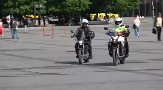 Taksim'de yaya yolunu işgal eden motosiklet sürücülerine ceza yağdı