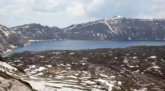 Nemrut Krater Gölü'nün yolu kardan açıldı