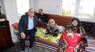 Sivas Valisi Yılmaz Şimşek, engelli oğullarına bakan 93 yaşındaki annenin Anneler Günü'nü kutladı