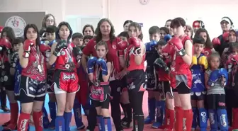 Dünya şampiyonu Muay Thai sporcular anneleriyle müsabakalara hazırlanıyor