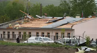 Erzurum'da hortum nedeniyle birçok ev ve okulun çatısı uçtu