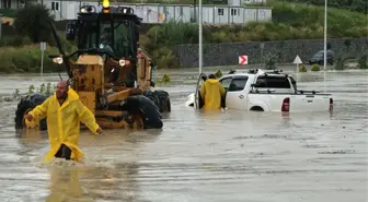 Hatay'da şiddetli yağışlarda yollar göle döndü