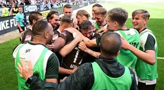 Şampiyonluk maçında bu yapılır mı? Kendisini oyundan alan teknik direktöre saldırdı