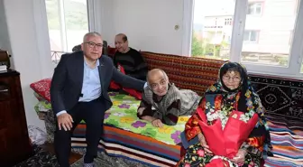 Sivas Valisi Yılmaz Şimşek, 93 yaşındaki annenin özverili bakımını ziyaret etti