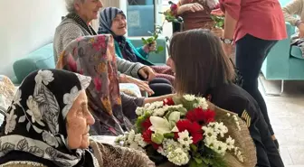 Aydın'da Jandarma Anneler Günü'nde Huzurevlerindeki Anneleri Ziyaret Etti