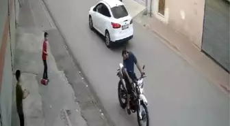 Adana'da uçurtma ipi kafasına takılan motosiklet sürücüsü çocuklara tepki gösterdi