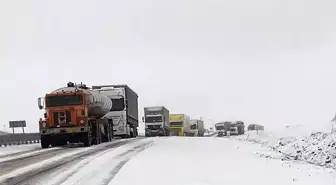 Ardahan-Posof Kara Yolunda Kar Nedeniyle Ulaşım Aksadı