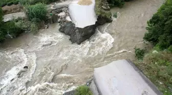 Hatay'da aşırı yağışla birlikte derenin üzerindeki köprü yıkıldı