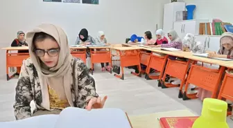 Görme engelli Esra Deniz Braille alfabesiyle Kur'an-ı Kerim'i hatim etti