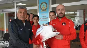 Dünya Liseler Arası Kros Şampiyonasından dönen milli sporcular kentte çiçeklerle karşılandı