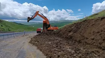 Muş-Varto kara yolunda heyelan sonrası temizlik çalışması yapıldı