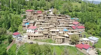 Van'da açılan Temel Fotoğrafçılık Kursu'na katılan öğrenciler Bitlis'in Hizan ilçesindeki taş evleri ve doğal yaşamı görüntüledi