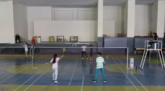 Dörtyol'da Gençlik Haftası kapsamında badminton turnuvası düzenlendi