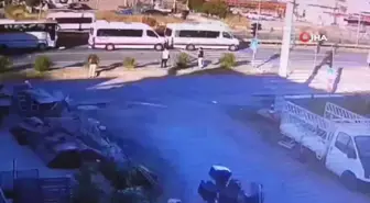 Servis aracı tur minibüsüne böyle çarptı: 3 yaralı