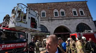 Fatih'teki tarihi Mısır Çarşısı'nda restoran bacasında yangın çıktı