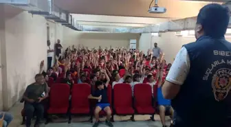 Hatay Emniyet Müdürlüğü, Arsuz'da SİBERAY Projesi kapsamında seminer düzenledi