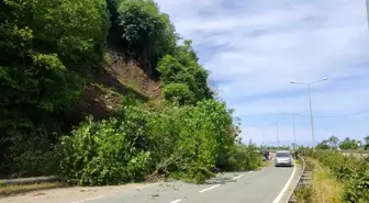 Arhavi'de Heyelan Nedeniyle Karadeniz Sahil Yolu Ulaşıma Kapandı