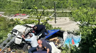 İnebolu'da meşrubat yüklü kamyon tarlaya devrildi, 2 yaralı hastaneye kaldırıldı