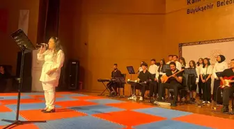 Görme engelli Gülşah Dilbirliği, 'Uzun İnce Bir Yoldayım' türküsüyle büyük beğeni topladı