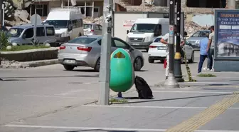 Adıyaman'da çöpün yanına bırakılan çantadan kıyafet çıktı