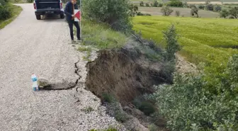 Sivas'ın Akıncılar ilçesinde heyelan nedeniyle köy grup yolunda hasar oluştu