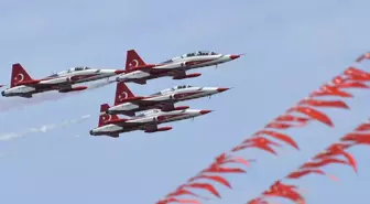 Türk Yıldızları Samsun'da Gösteri Uçuşu Gerçekleştirdi