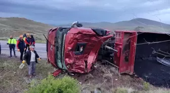 Sivas Kangal ilçesinde trafik kazası: Tır sürücüsü yaralandı